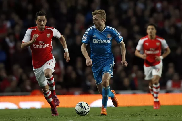 sunderland 039 s swedish midfielder sebastian larsson c runs away from arsenal 039 s german midfielder mesut ozil l during the english premier league football match between arsenal and sunderland at the emirates stadium in london on may 20 2015 sunderland held arsenal to a 0 0 draw earning the black cats a valuable point that ensures their premier league survival photo afp sunderland 039 s swedish midfielder sebastian larsson c runs away from arsenal 039 s german midfielder mesut ozil l during the english premier league football match between arsenal and sunderland at the emirates stadium in london on may 20 2015 sunderland held arsenal to a 0 0 draw earning the black cats a valuable point that ensures their premier league survival photo afp