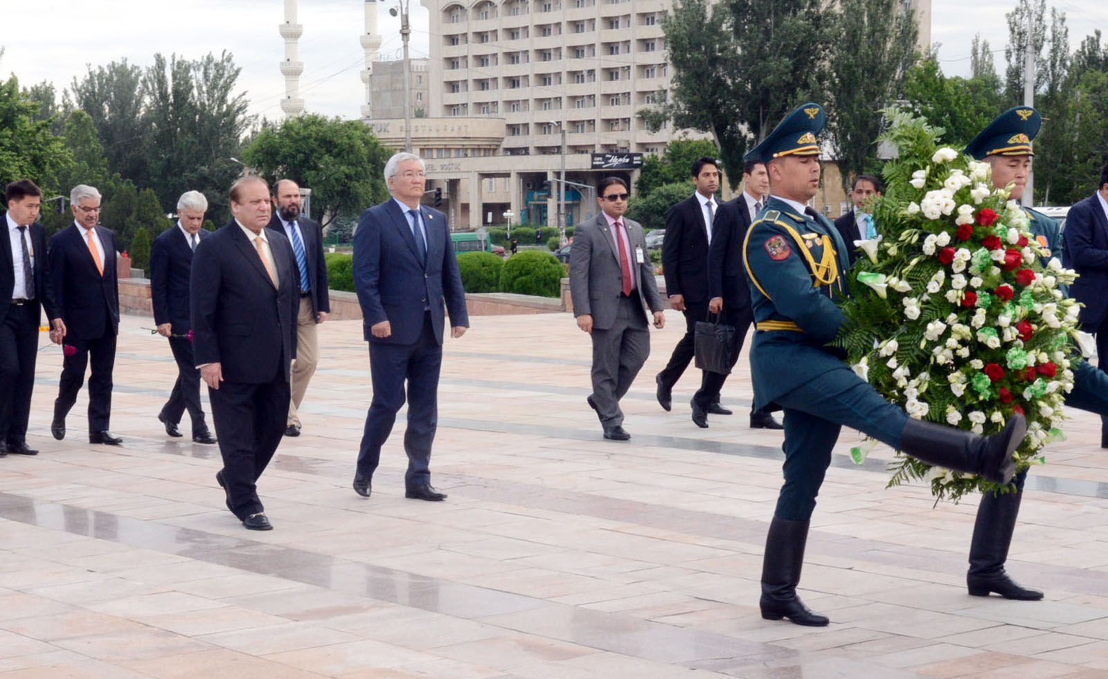 prime minister nawaz sharif lays floral wreath at victory monument in bishkesh kyrghyztan on may 22 2015 photo pid