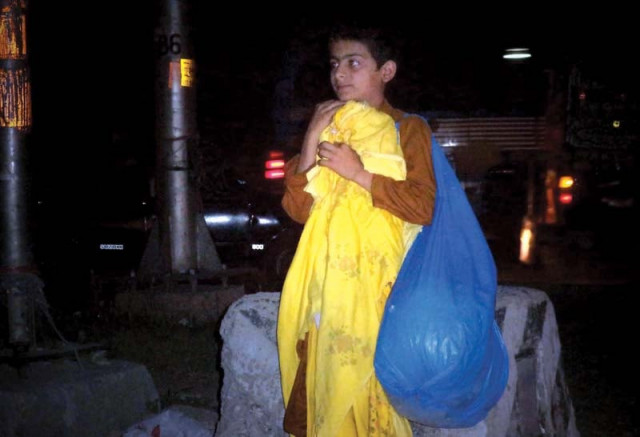 naveedullah khan sells various items on the street to bear his educational expenses photo express naveedullah khan sells various items on the street to bear his educational expenses photo express