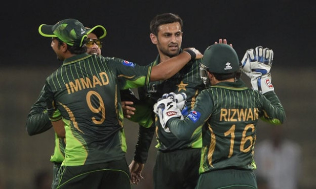 pakistani spinner shoaib malik 2r celebrates with teammates after taking the wicket of zimbabwe batsman hamilton masakadza during the second and final international t20 cricket match between pakistan and zimbabwe at the gaddafi cricket stadium in lahore on may 24 2015 photo afp pakistani spinner shoaib malik 2r celebrates with teammates after taking the wicket of zimbabwe batsman hamilton masakadza during the second and final international t20 cricket match between pakistan and zimbabwe at the gaddafi cricket stadium in lahore on may 24 2015 photo afp