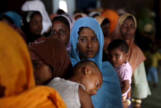 rohingya migrants who arrived in indonesia last week by boat wait in line to receive donations at a temporary shelter in aceh timur regency near langsa in indonesia 039 s aceh province may 25 2015 photo reuters