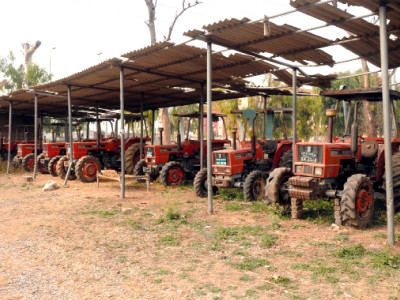 pakistani buyers admire farm machines