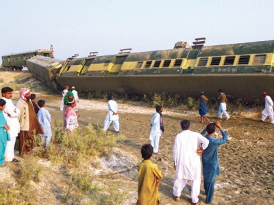 peshawar bound train derails owing to over speeding