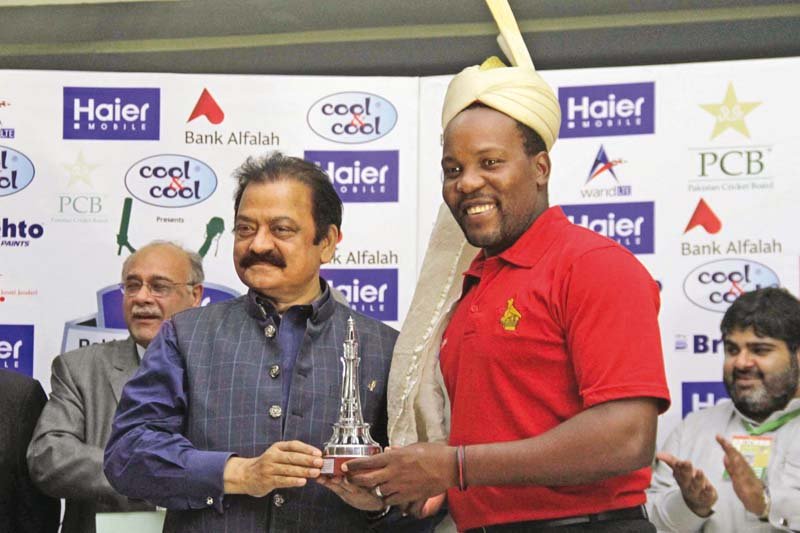 zimbabwe captain hamilton masakadza receives a special trophy photo shafiq malik express