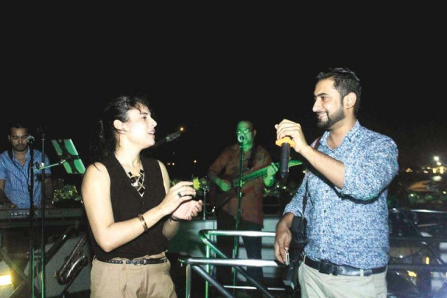 zoe viccaji helps an audience member sing along to tum hi ho from aashiqui 2 photos publicty zoe viccaji helps an audience member sing along to tum hi ho from aashiqui 2 photos publicty