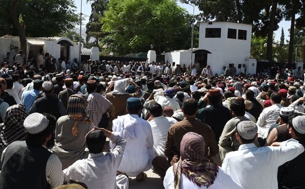 relatives of bus passengers killed by unidentified gunmen protest outside the house of the chief minister in quetta on may 30 2015 photo afp