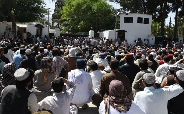 relatives of bus passengers killed by unidentified gunmen protest outside the house of the chief minister in quetta on may 30 2015 photo afp relatives of bus passengers killed by unidentified gunmen protest outside the house of the chief minister in quetta on may 30 2015 photo afp