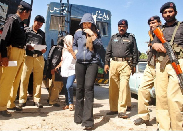 police escorting arrested model ayyan ali for court hearing photo nni police escorting arrested model ayyan ali for court hearing photo nni