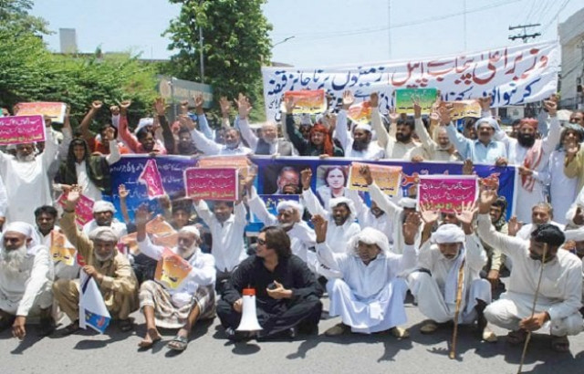 farmers protesting in favor of their demands photo express farmers protesting in favor of their demands photo express