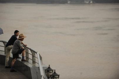 ship carrying over 450 people sinks in china s yangtze river state media