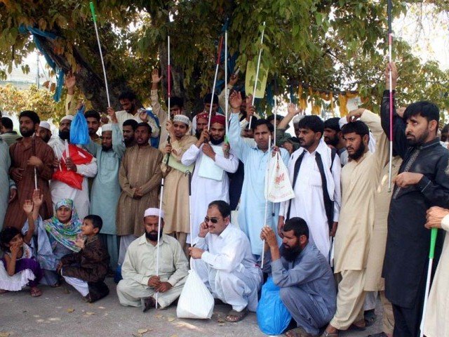 disable blind persons are protesting against unemployment outside jhang press club photo ppi