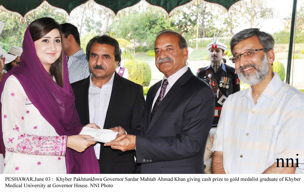 kp governor sardar mahtab ahmad khan giving cash prize to gold medalist graduate of khyber medical university photo nni