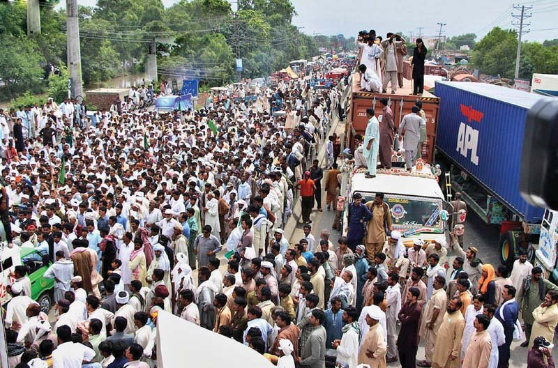 protesters blocking multan road for traffic photo nni