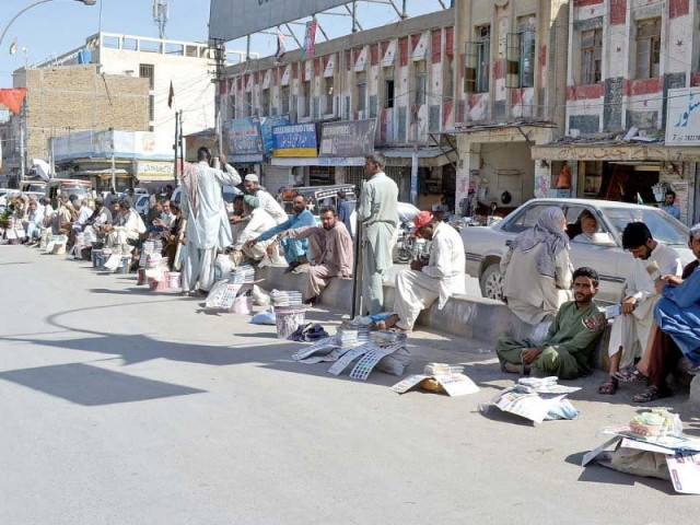 labourers sit on median in quetta waiting for work photo banaras khan express labourers sit on median in quetta waiting for work photo banaras khan express