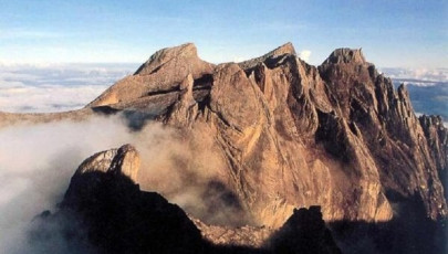 quake strands more than 200 climbers on malaysian peak