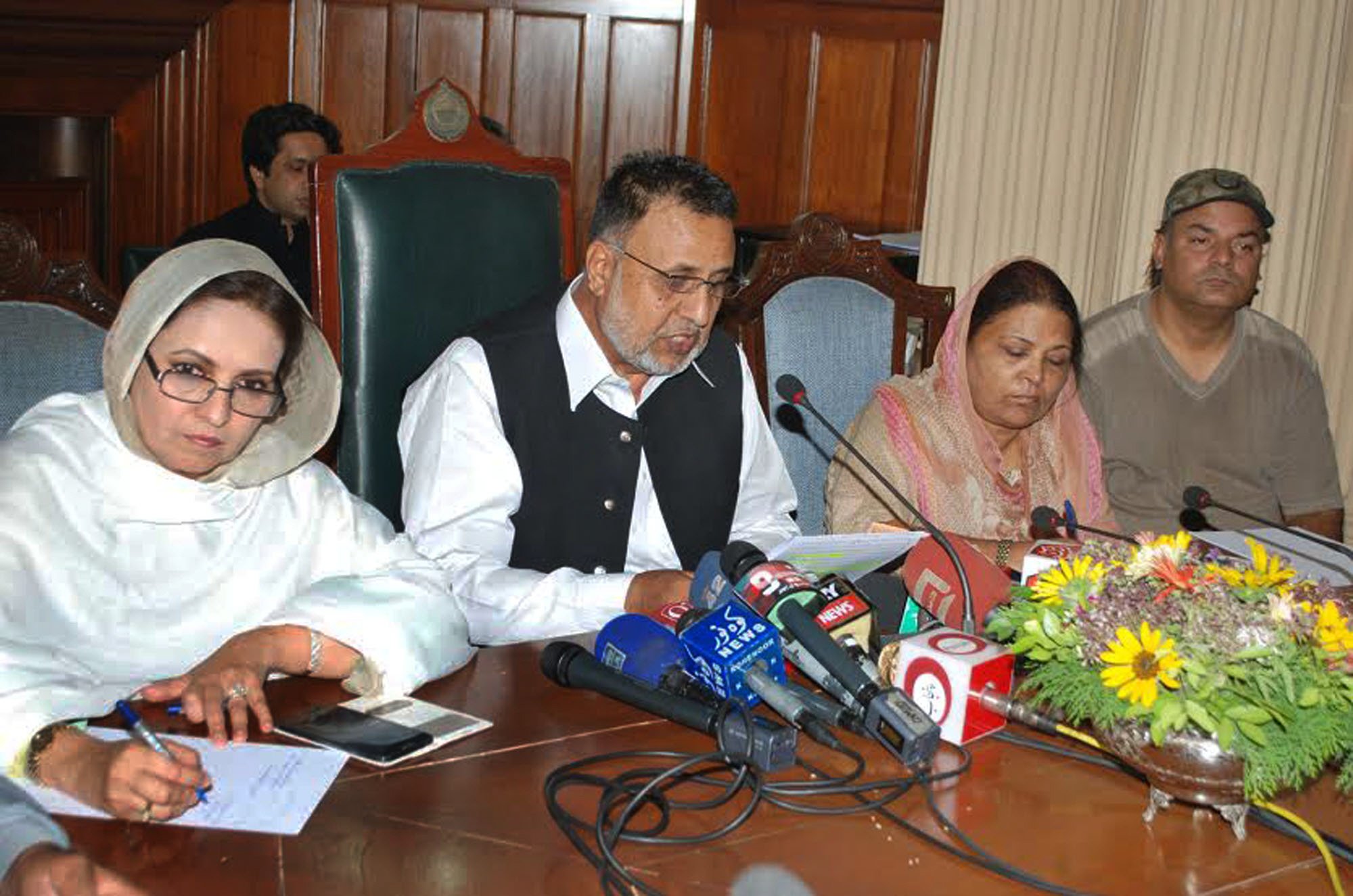 mian mehmoodur rasheed speaking at a press conference on friday photo express zahoor ul haq