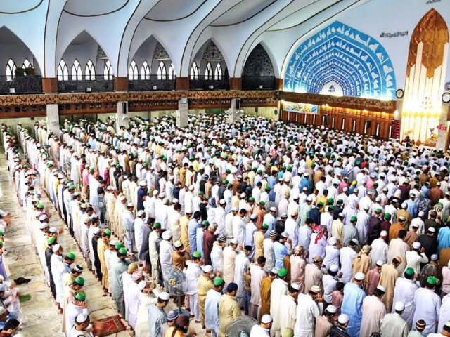 people offer eid prayers at data darbar photo tariq hasan abid nawaz and shahbaz malik express people offer eid prayers at data darbar photo tariq hasan abid nawaz and shahbaz malik express
