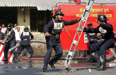 blaze in mumbai high rise kills seven