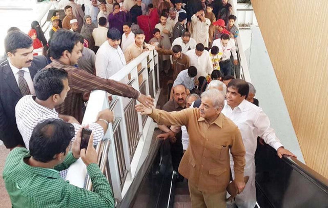 shahbaz sharif interacted with commuters during his visit photo inp shahbaz sharif interacted with commuters during his visit photo inp