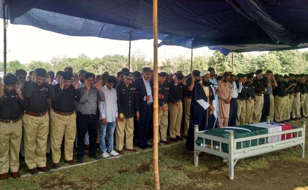 people offering funeral prayers of slain dsp majeed abbasi photo inp