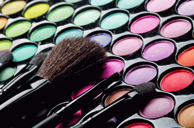 using the right make up products during summer can be difficult for women photo egomoda using the right make up products during summer can be difficult for women photo egomoda