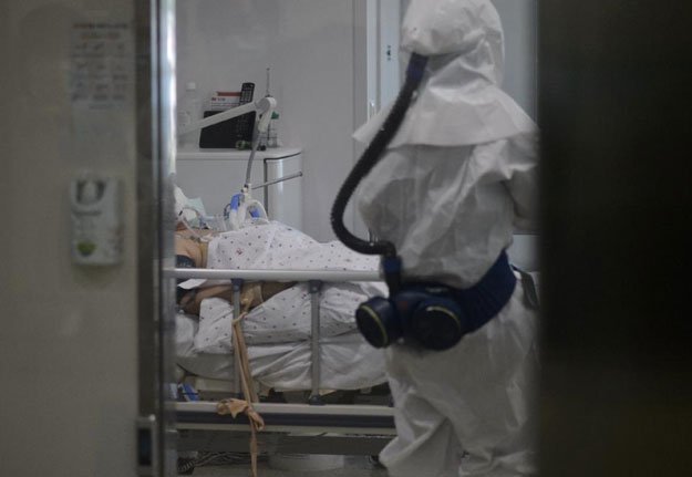 a medic wearing a protective suit enters the room of a patient suffering from mers in an isolation ward at the seoul medical center on june 10 2015 photo afp