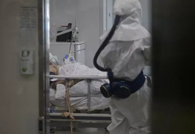 a medic wearing a protective suit enters the room of a patient suffering from mers in an isolation ward at the seoul medical center on june 10 2015 photo afp a medic wearing a protective suit enters the room of a patient suffering from mers in an isolation ward at the seoul medical center on june 10 2015 photo afp