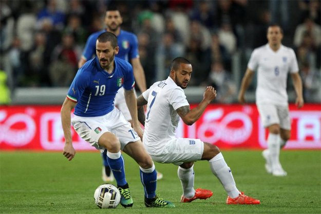 italy 039 s leonardo bonucci l fights for the ball with england 039 s theo walcott during a friendly match at the juventus stadium in turin photo afp