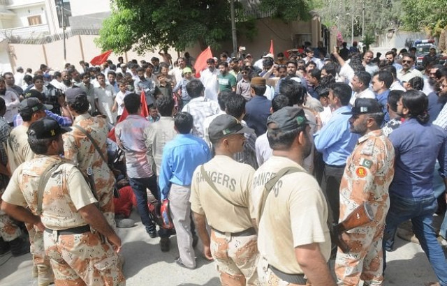 nadra employees holding a protest for their demands to be met photo express nadra employees holding a protest for their demands to be met photo express