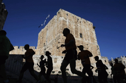 palestinians israelis run in alternative jerusalem night race