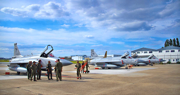 paf jf  17 aircraft parked at le bourget photo app