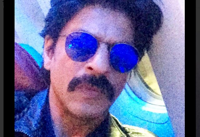 shah rukh khan sports a vintage look in an image he shared on twitter photo twitter