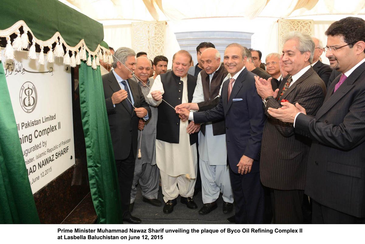 prime minister nawaz sharif unveils the plaque of byco oil refining complex ii at lasbela balochistan on friday june 12 2015 photo pid