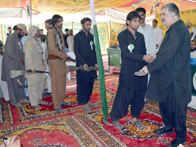 baloch insurgents lay down their arms to pml n leader sanaullah zehri photp express baloch insurgents lay down their arms to pml n leader sanaullah zehri photp express