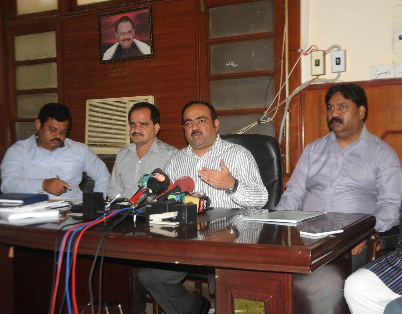 mqm leader khawaja izharul hassan addresses a press conference in karachi on monday june 15 2015 photo rashid ajmeri express