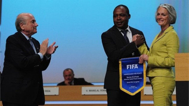 fifa president joseph s blatter watches bente erichsen director of nobel peace centre from 2012 photo fifa com fifa president joseph s blatter watches bente erichsen director of nobel peace centre from 2012 photo fifa com