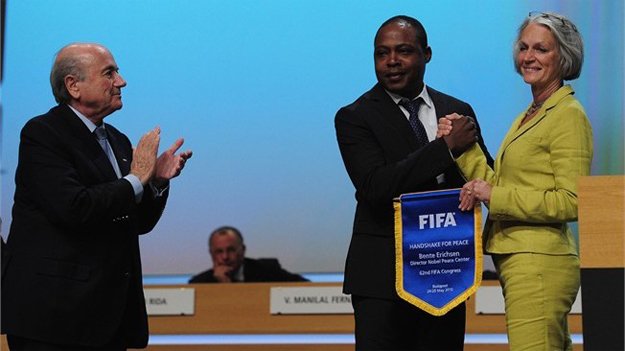 fifa president joseph s blatter watches bente erichsen director of nobel peace centre from 2012 photo fifa com