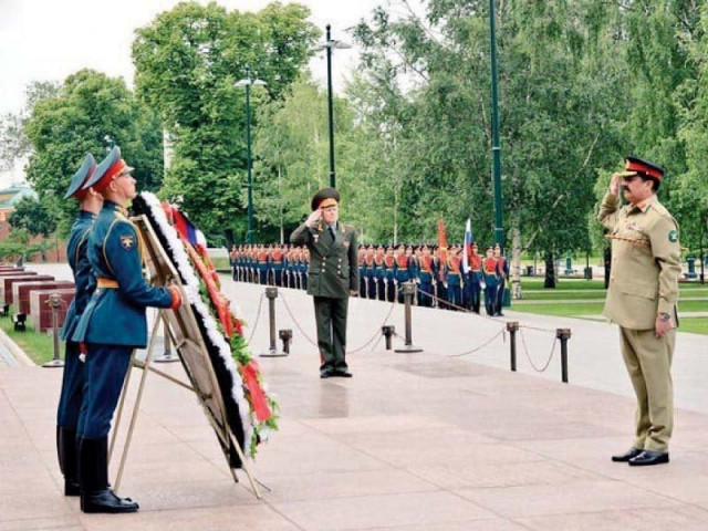 gen raheel lays a floral wreath at tomb of the unknown soldiers in moscow photo inp gen raheel lays a floral wreath at tomb of the unknown soldiers in moscow photo inp