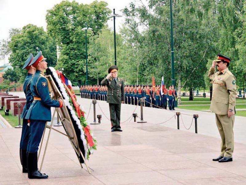 gen raheel lays a floral wreath at tomb of the unknown soldiers in moscow photo inp