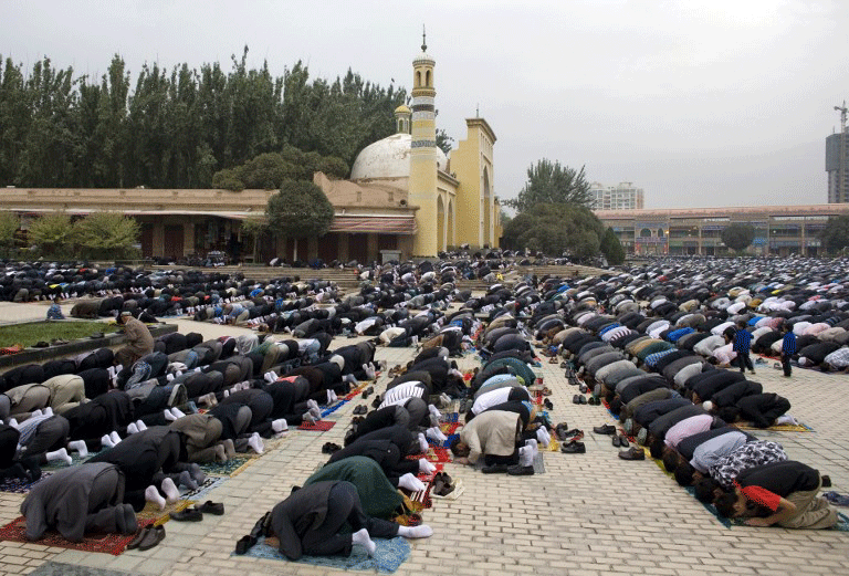 uyghur muslims gather to pray at the grand mosque of kashgar in china 039 s xinjiang region at the end of ramazan aug 31 2011 photo afp