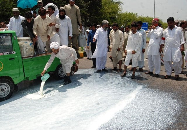 farmers associated with the pakistan kisan ittehad threw thousands of litres of milk in front of parliament on tuesday photo inp farmers associated with the pakistan kisan ittehad threw thousands of litres of milk in front of parliament on tuesday photo inp