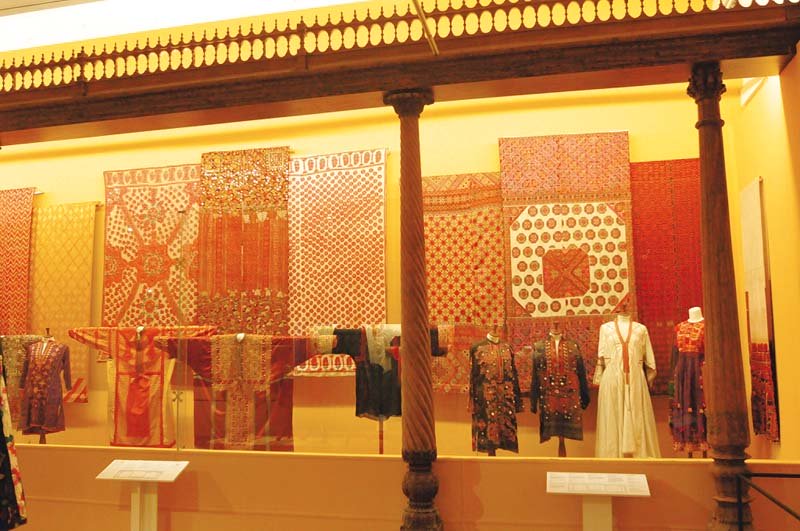 the mohatta palace museum s latest exhibition a flower from every meadow design and innovation in pakistan s dress traditions photos courtesy the mohatta palace museum