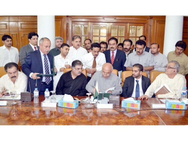 cm abdul malik baloch signs the budget 2015 16 documents photo banaras khan express cm abdul malik baloch signs the budget 2015 16 documents photo banaras khan express