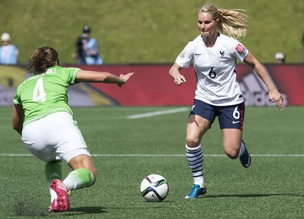 france 039 s amandine henry r is challenged by mexico 039 s alina garciamendez during their fifa women 039 s world cup group f football match at lansdowne stadium in ottawa ontario on june 17 2015 photo afp france 039 s amandine henry r is challenged by mexico 039 s alina garciamendez during their fifa women 039 s world cup group f football match at lansdowne stadium in ottawa ontario on june 17 2015 photo afp