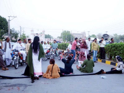 transgenders protest against police over robbery fir transgenders protest against police over robbery fir