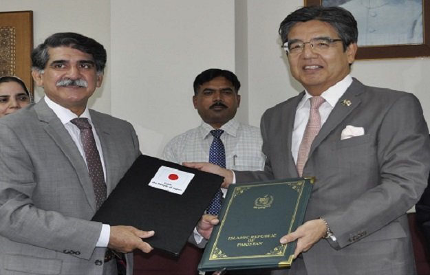 japanese ambassador hiroshi inomata and economic affairs division secretary saleem sethi photo inp