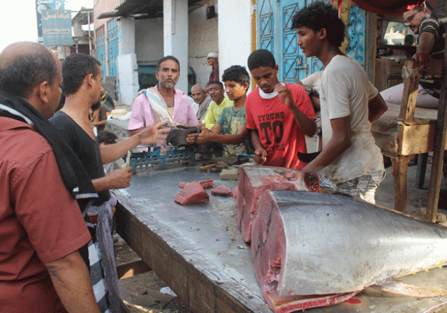 yemeni men shop for fish on the first day of the muslim holy fasting month of ramadan in the dar saad suburb of the southern yemeni city of aden on june 18 2015 photo afp