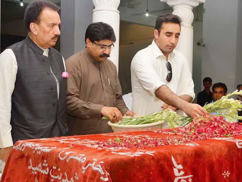 bilawal lays flowers on the shrine of his mother benazir bhutto photo inp