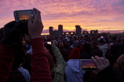 thousands mark summer solstice at britain s stonehenge