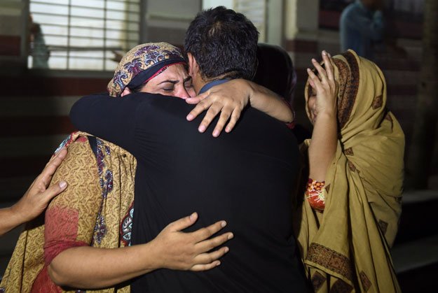 relatives mourn the death of a heatwave victim at the edhi morgue in karachi on june 21 2015 photo afp